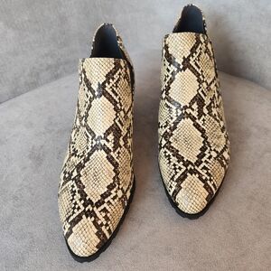 Vionic ankle boots 9.5 cream snake leather Belmont arch support comfy new $160